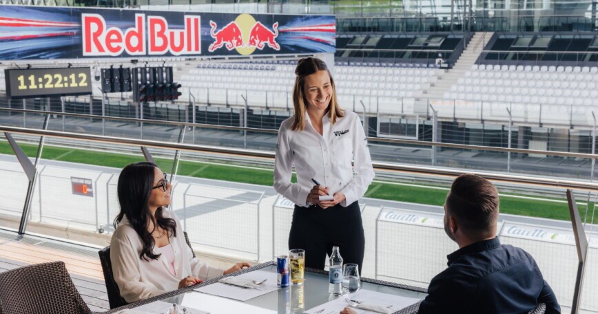 CHEF DE RANG - MAI BIS MITTE NOVEMBER (m/w/x), 1. Bild