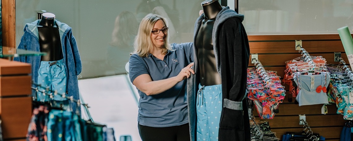 MITARBEITER EMPFANGSBEREICH MIT KURSLEITUNG (m/w/x), 1. Bild